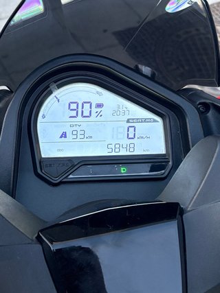 Moto Eléctrica Scooter Negra y Roja