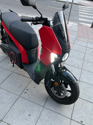 Moto Eléctrica Scooter Negra y Roja