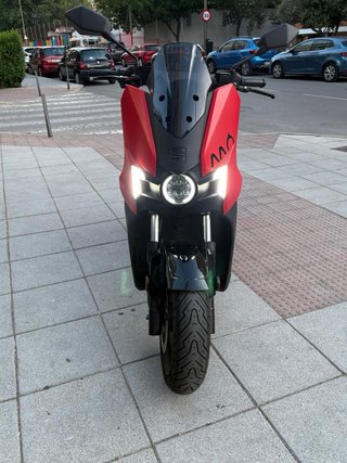 Moto Eléctrica Scooter Negra y Roja