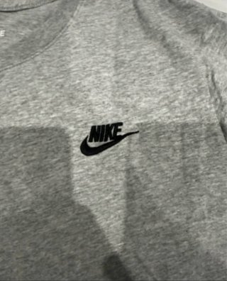 Camiseta Nike Gris