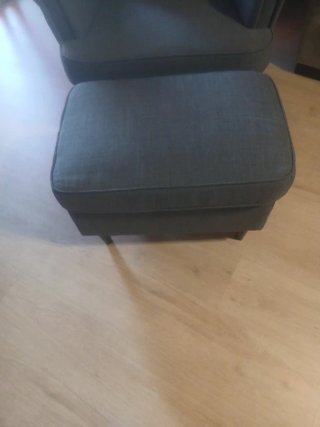 Sillón orejero Ikea gris + reposapiés