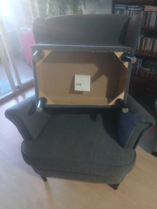 Sillón orejero Ikea gris + reposapiés
