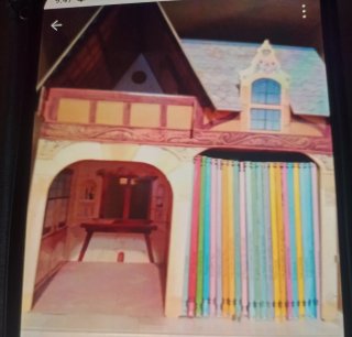 Casita de cartón con cuentos infantiles