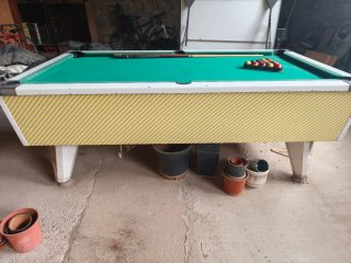 Mesa de billar con diseño de rayas amarillas