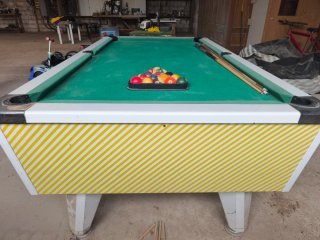 Mesa de billar con diseño de rayas amarillas