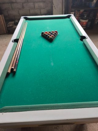 Mesa de billar con diseño de rayas amarillas