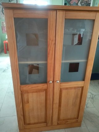 Mueble de madera con puertas de cristal