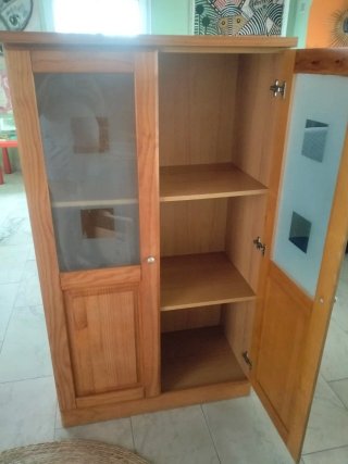 Mueble de madera con puertas de cristal