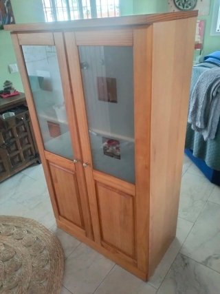 Mueble de madera con puertas de cristal