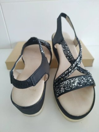 Sandalias fiesta negras y plateadas.
