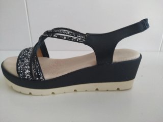 Sandalias fiesta negras y plateadas.