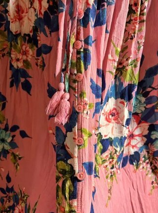 Vestido largo floral rosa y azul con volantes