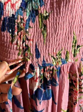 Vestido largo floral rosa y azul con volantes