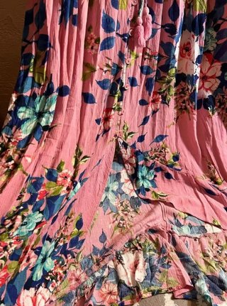 Vestido largo floral rosa y azul con volantes