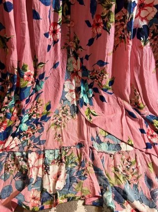 Vestido largo floral rosa y azul con volantes