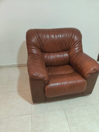 Sillón de piel marrón muy cómodo