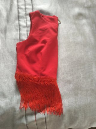 Top rojo con flecos. Muy bonito