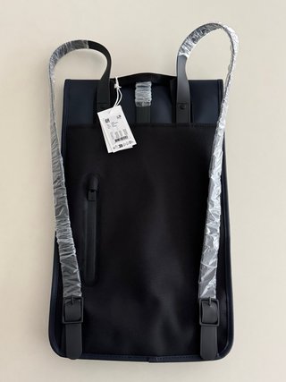 Mochila azul marina impermeable Rains nueva