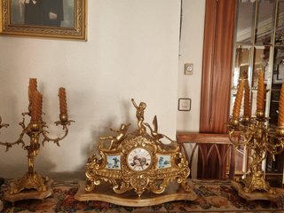 Reloj y candelabros bronce años 50