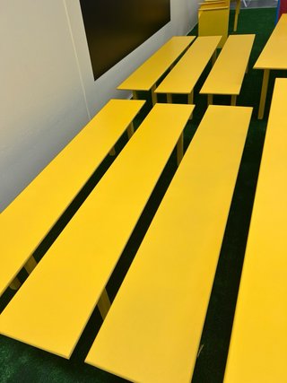Mesas y bancos para eventos