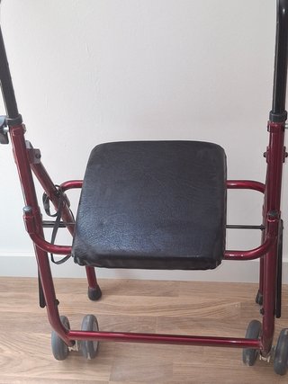 Andador con asiento y ruedas