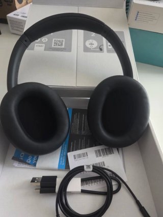 De los dos auriculares que se muestran en la foto.