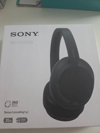 De los dos auriculares que se muestran en la foto.