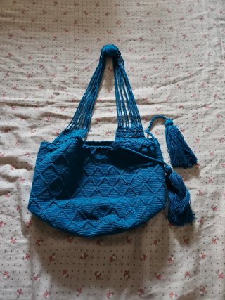Bolso de ganchillo azul con flecos