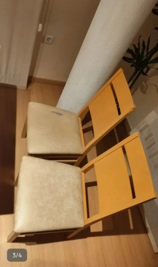 Mesa extensible de madera y 4 sillas.