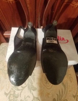 Zapatos tacón Claudia Chic raso negros T.39