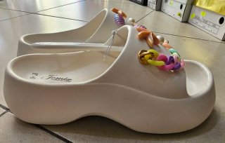 2 paia ciabatte bianche con charms e infradito