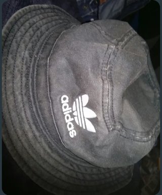 Barret tipus "bucket" Adidas.