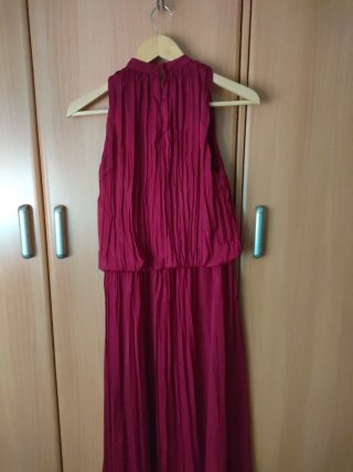 Vestido midi plisado. Color fresa muy favorecedor.
