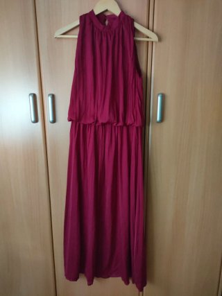 Vestido midi plisado. Color fresa muy favorecedor.