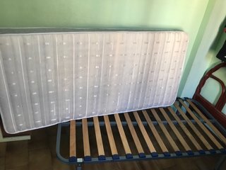 Cama con somier de láminas