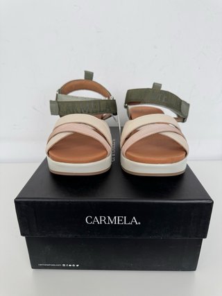 Sandalias Carmela Piel Talla 39 Beige/Verde nuevas