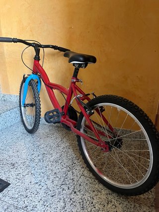 Bicicleta infantil roja y azul