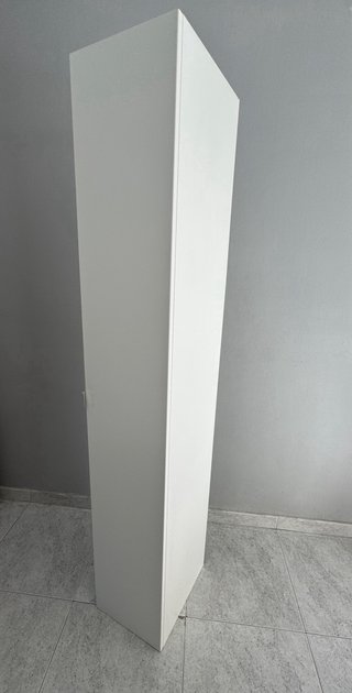 Armario estrecho blanco