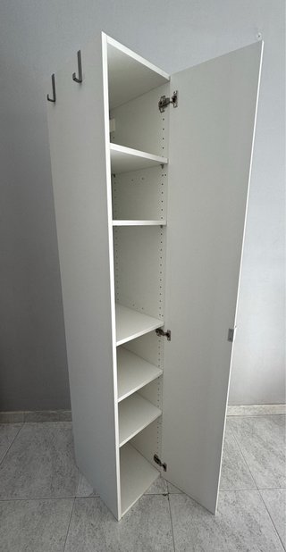 Armario estrecho blanco