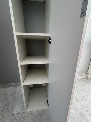Armario estrecho blanco