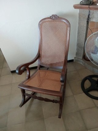 Sillón balancín de madera y ratán