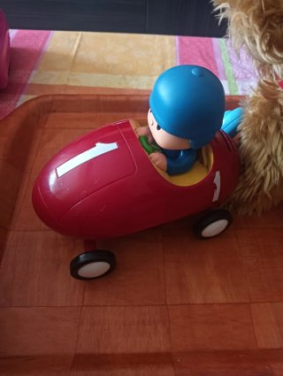 Pocoyó en coche y perrito que anda