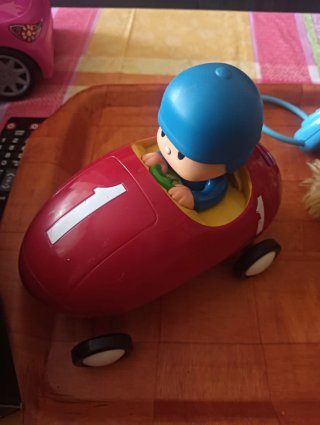 Pocoyó en coche y perrito que anda