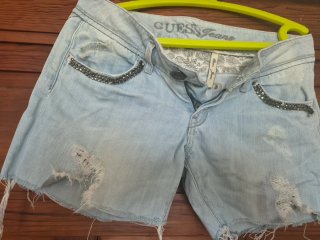 Shorts vaqueros Guess mujer Talla S No está amaril