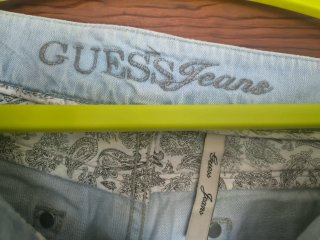 Shorts vaqueros Guess mujer Talla S No está amaril