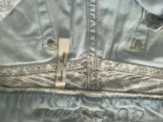 Shorts vaqueros Guess mujer Talla S No está amaril