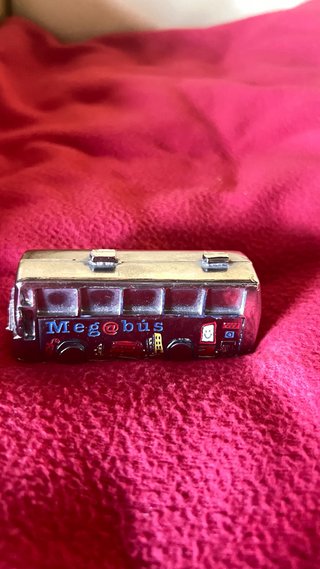 Pieza de metal Megabus