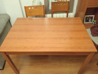 Mesa de comedor de madera