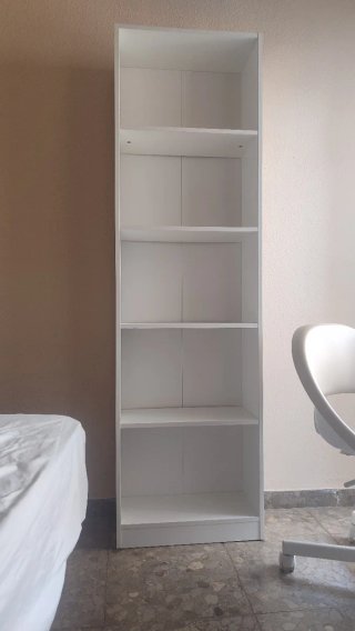 Estantería blanca de madera