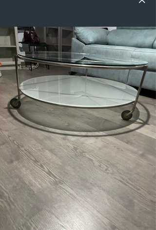 HUELVA. Mesa redonda cristal y metal con ruedas